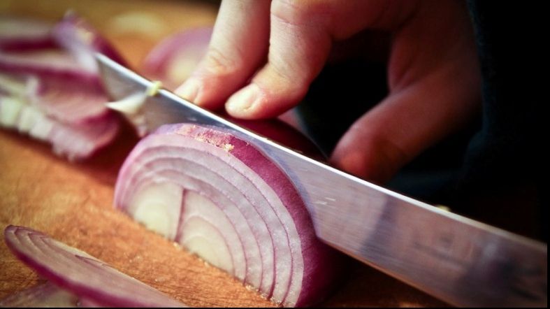 Eşti răcit? Ceaiul de ceapă te scapă rapid de tuse. Iată cum se prepară!