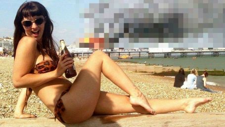 Poza șocantă a unei femei în vreme ce în spatele ei se petrece un dezastru