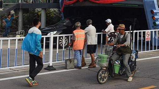 Așteptau autobuzul în stație, însă ce a apărut pe stradă i-a îngrozit. Imagini incredibile