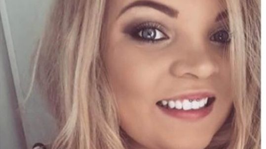 A postat pe Facebook un selfie. Comentariul lăsat de bunica ei a făcut-o de râs în faţa tuturor!