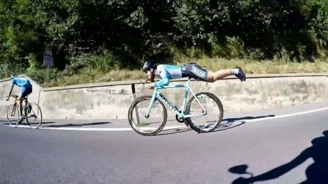Tehnică extremă: la ce a apelat un ciclist ca să îşi depăşească adversarii în competiţie