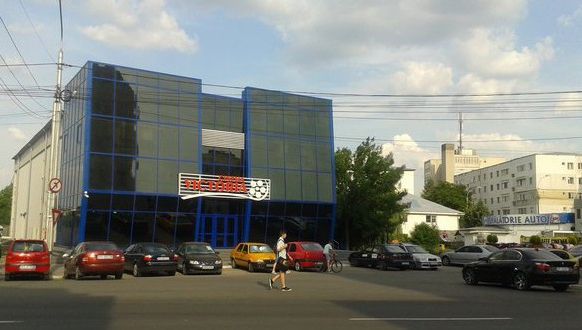 Alertă. Un bărbat ameninţă că se aruncă de pe cinematograful din Bârlad