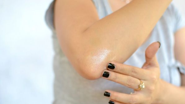 Ce înseamnă dacă ai coatele negre și cum poți scăpa de această problemă