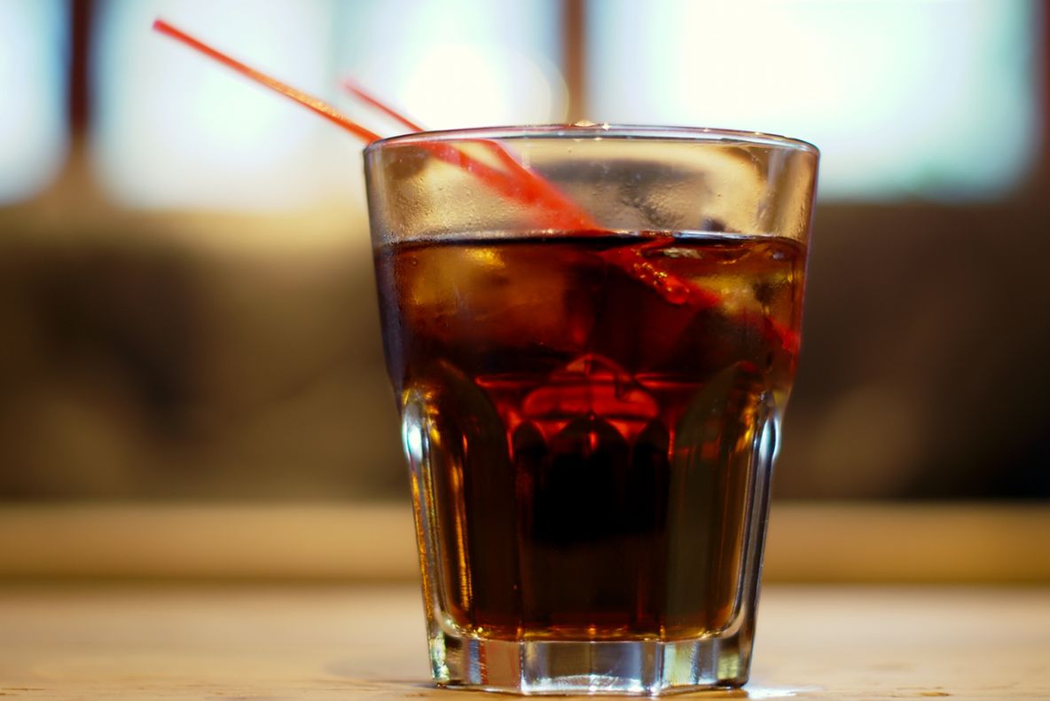 A pus la congelator o sticlă de cola şi a scos-o după câteva ore. Este uimitor! 