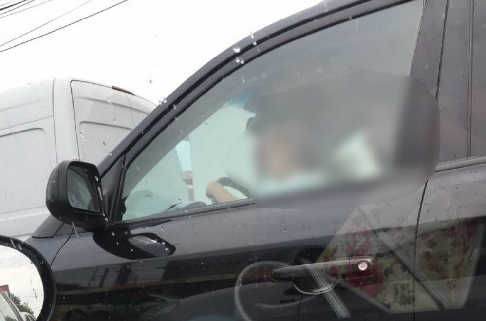 Video incredibil: s-a uitat pe geam şi a văzut un copil de 4 ani la volan. Se întâmpla la Constanţa