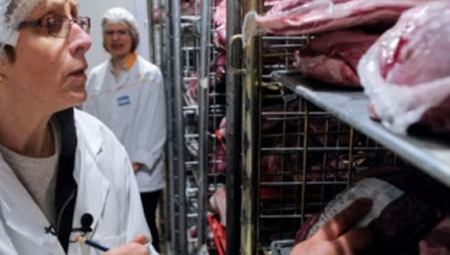 Peste opt tone de alimente, confiscate de pe litoral după ce au fost găsite cu nereguli