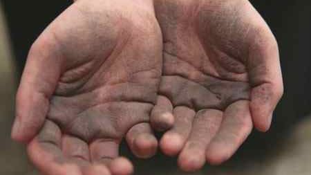 Femeie AGRESATĂ de un cerșetor, nemulțumit că a primit pomană puțină! INCREDIBIL ce au găsit polițiștii asupra bărbatului