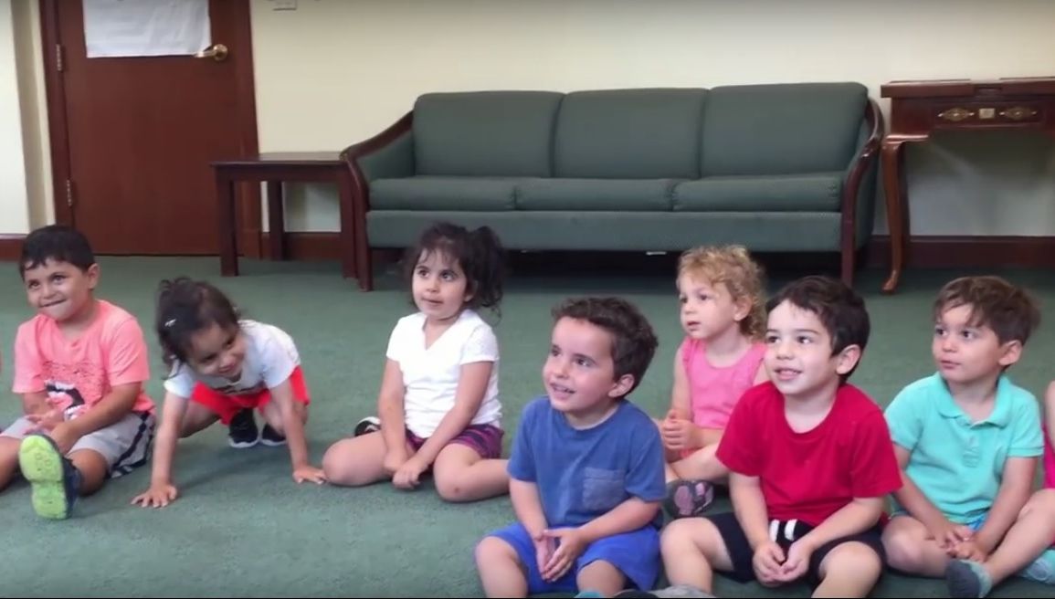 Cum reacţionează un puşti când educatoarea începe să cânte. Râzi cu lacrimi!