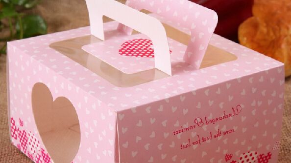 Era ziua fiicei sale şi a comandat un tort. Când l-a primit acasă a avut un şoc! Cum arăta?