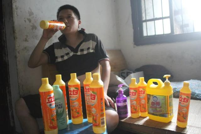 Omul care bea zilnic jumătate de sticlă de detergent e bine mersi, dar are un regret enorm