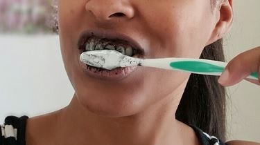 S-a spălat pe dinți cu cărbune. Și tu vei face asta când vei vedea rezultatul