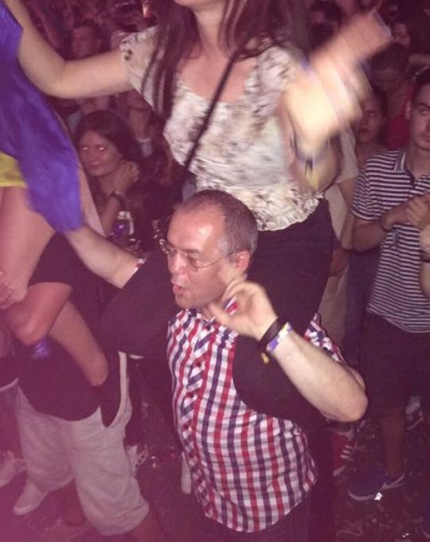 Emil Boc, fotografie inedită. Cu soţia pe umeri, la Festivalul UNTOLD 