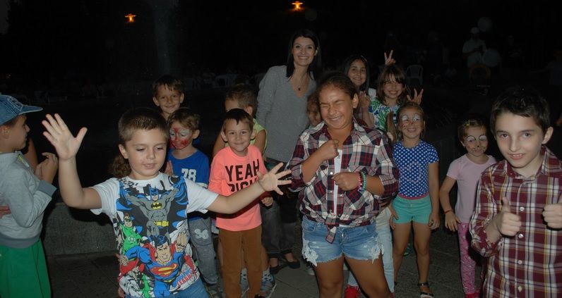 Copiii iau lecții despre dinozauri în parc, îmbinând cunoștințele cu joaca și arta