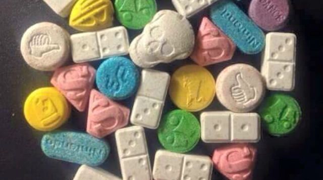 Zece bărbaţi prinşi cu droguri de mare risc în staţiunea Mamaia, cercetaţi de către poliţişti