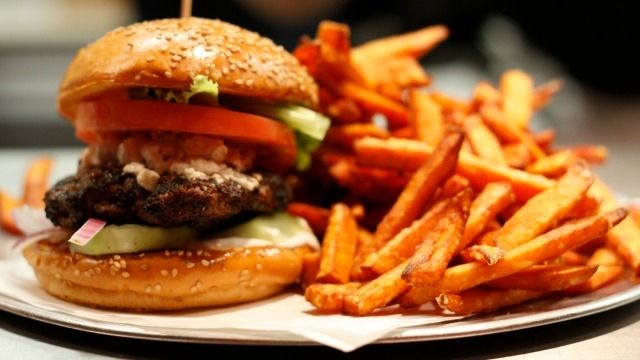 De ce ni se face somn după ce mâncăm de la fast-food? E mai rău decât credeam