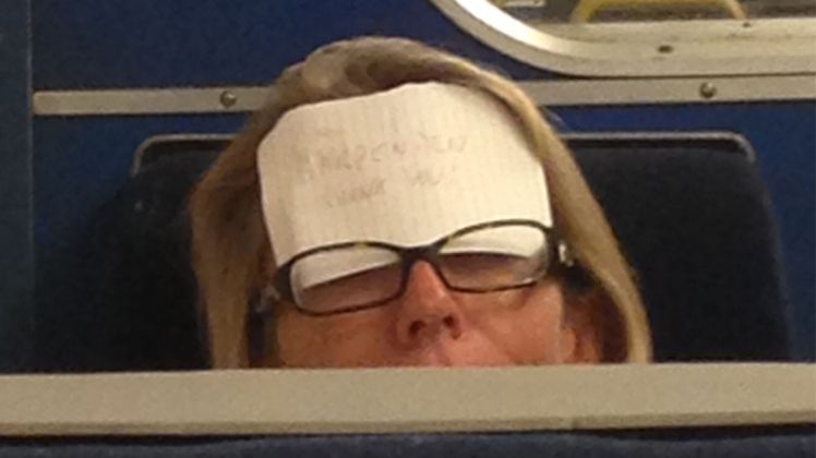 Explicaţia inedită din spatele acestei fotografii. Ce scria pe bilet