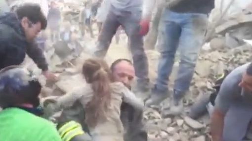 Tulburător! O copilă de 10 ani, scoasă de sub dărâmături de echipaje de salvare după 17 ore 