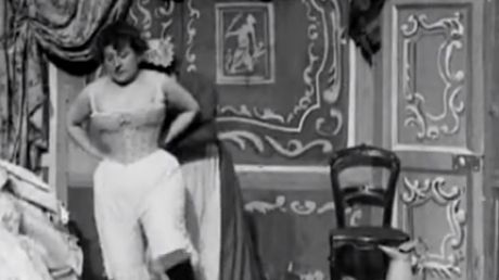 Vizionează aici primul film pentru adulţi din istorie. Scenele sunt halucinante!