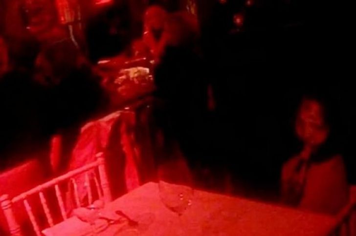 Au făcut o poză la o petrecere. Când s-au uitat mai atent a înlemnit. Cine mai apare în fotografie