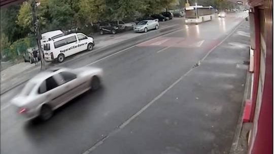 Şoferul care a lovit o femeie şi a fugit de la locul accidentului mai avea un dosar penal