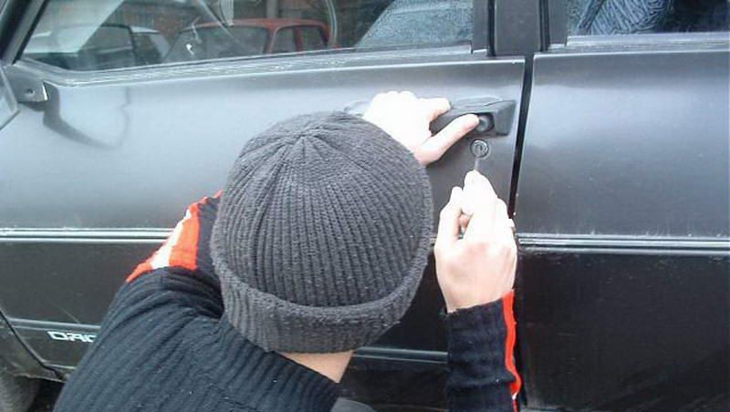 Se întâmplă în România: Trei copii, de 7, 10 şi 11 ani, prinşi în timp ce voiau să fure o maşină