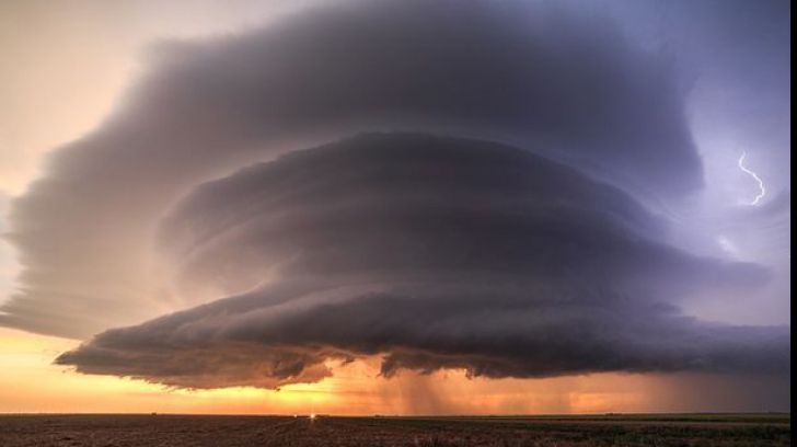 Imagini apocaliptice pe șosea. Șoferii au ieșit speriați din mașini să vadă ce se întâmplă. ”E OZN?