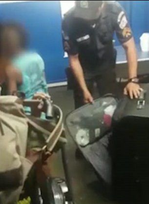 Călătorii au văzut ceva suspect în bagajul unei tinere. Când l-au deschis, șoc. Ce era înăuntru