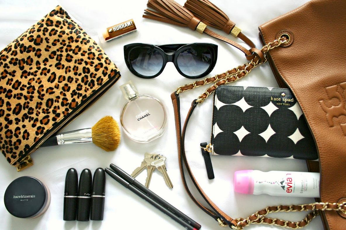 Voia să-şi cureţe geanta şi a scos tot ce avea în ea. Ce a descoperit apoi, ULUITOR!