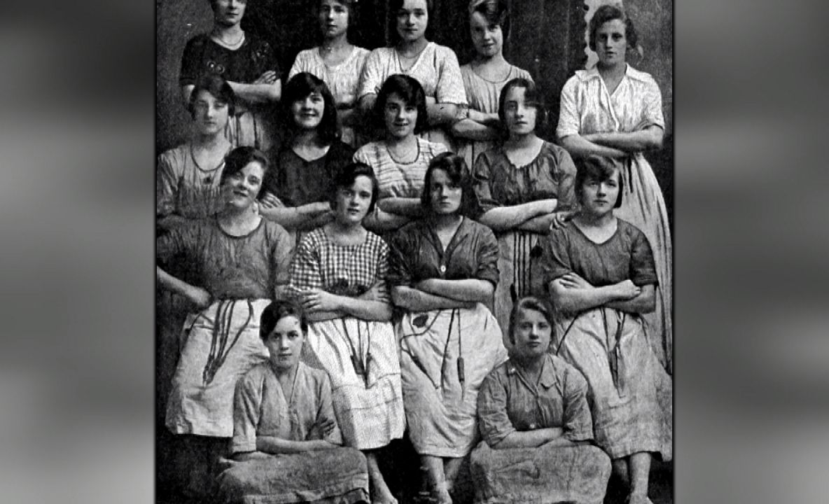 Detaliul straniu văzut de nepoată în fotografia bunicii, veche de un secol. Este INEXPLICABIL