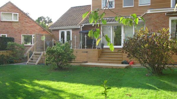 S-au trezit dimineaţa şi au ieşit în grădină. Ce au văzut i-a lăsat muţi de uimire!