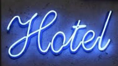 A găsit un bilet pe perna de la hotel. După ce l-a citit, s-a speriat și a dormit cu lumina aprinsă