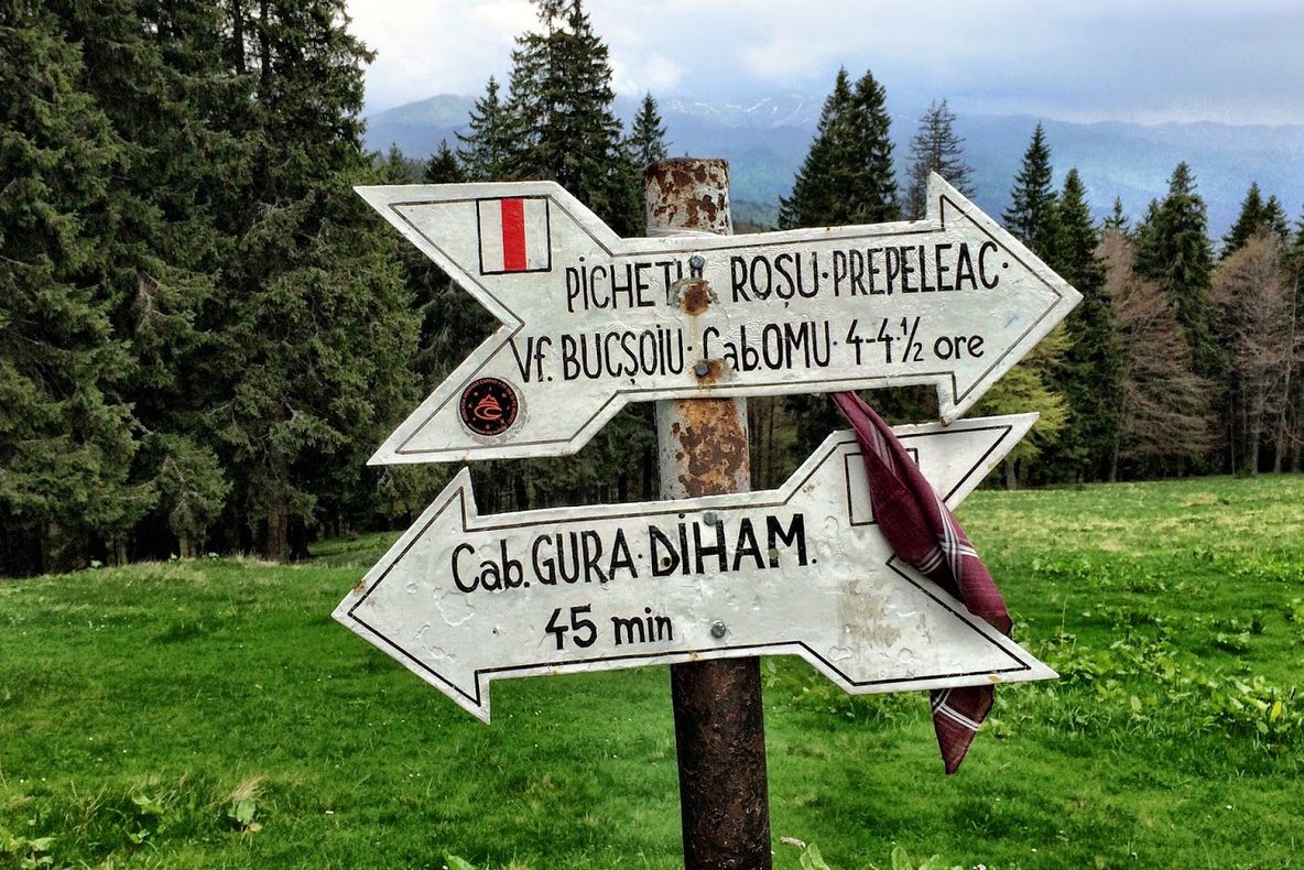 Zeci de turişti, blocaţi pe Valea Prahovei din pricina ploii torenţiale şi a viiturilor