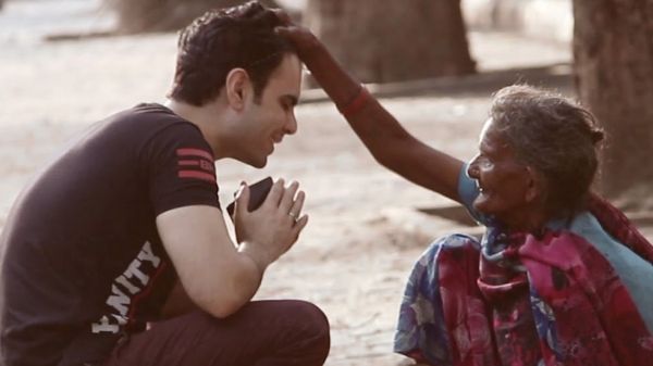 S-a oprit când a văzut o femeie care vindea fructe la marginea drumului. Ce a aflat e VIRAL