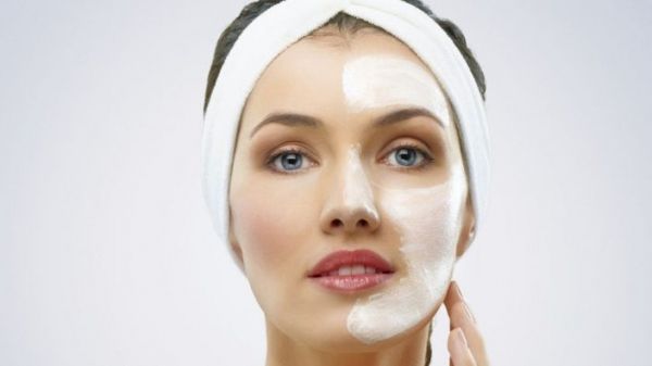 Dermatologii nu îşi pot explica asta! Masca pentru ten care opreşte anii in loc