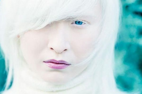 Adevăr sau Photoshop? Fotografiile cu această femeie ascund un secret UNIC