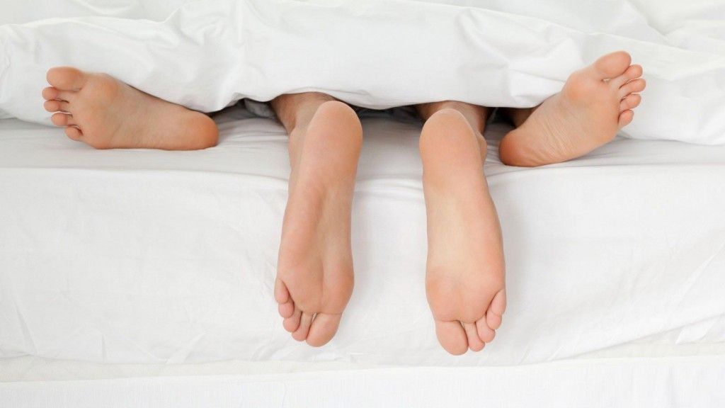 A venit acasă și și-a găsit soțul cu o altă femeie în pat. Ce a făcut imediat după e UMILITOR