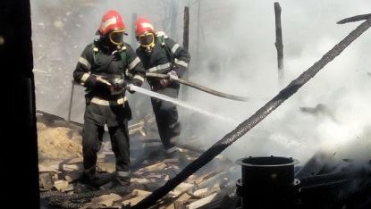 Incendiu în Pantelimon. O casă a luat foc. Pompierii s-au deplasat de urgenţă