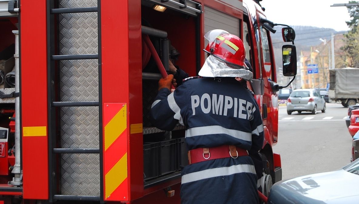 Incendiu puternic la un depozit de vopsele din Constanţa