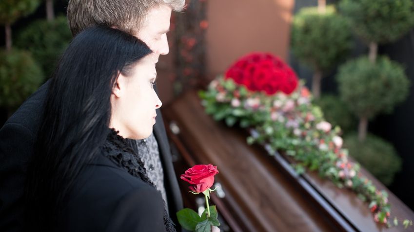 Își înmormântau fiul. Ce s-a întâmplat în timpul funeraliilor le-a dat viaţa peste cap 