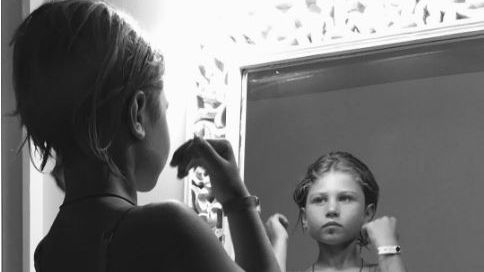 Este șocantă sau nu? Cum arată poza unei fetițe de 6 ani, cenzurată aspru