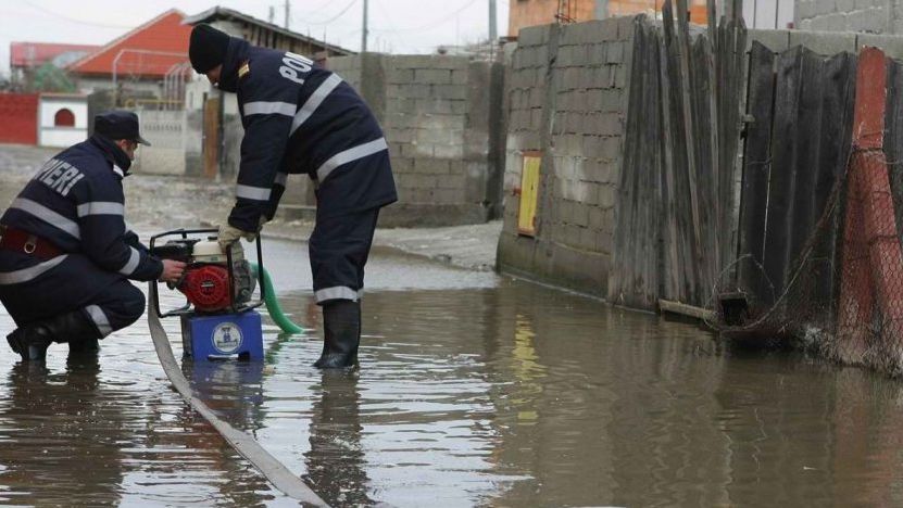Inundaţii în Bucureşti – ISU: 25 de case au fost inundate