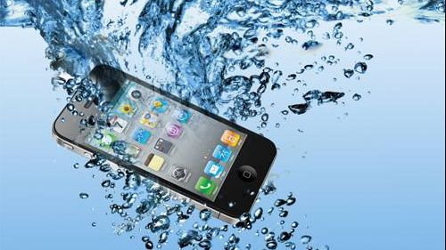 Și-a pierdut telefonul în mare. O lună mai târziu a văzut această poză. A încremenit