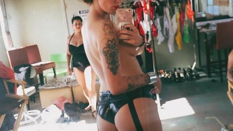 Fiica unor actori celebri, în ipostaze incendiare! Pozele ei fac valuri pe Internet