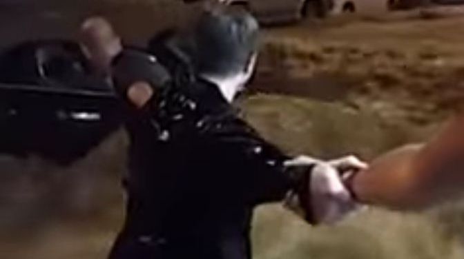 Impresionat! Lanț uman pentru salvarea unei șoferițe din mijlocul apelor în SUA 