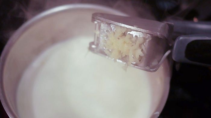 A pus usturoi în lapte! Motivul este genial