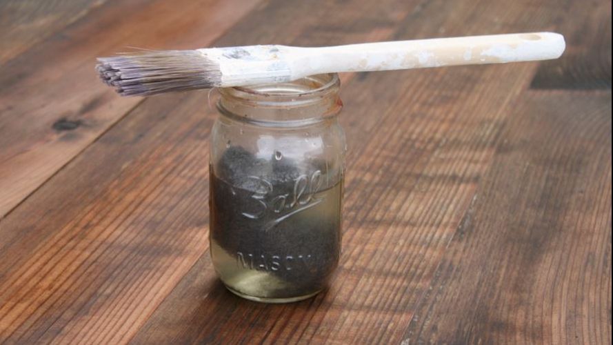 Pune puțină cafea pe mobila din lemn. Obții ieftin și rapid un rezultat surprinzător