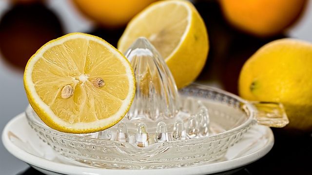 A mâncat o lămâie cu tot cu coajă. Efectul? Incredibil 