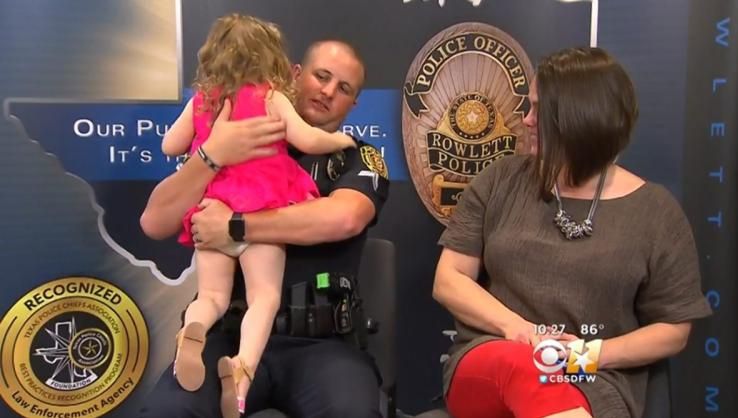 L-a salvat viaţa şi a primit ce merita. Gestul impresinant făcut de o fetiţă de 2 ani unui poliţist 
