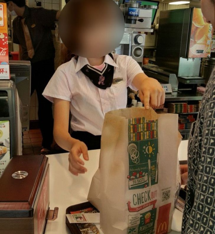 Bărbații se îngrămădesc la McDonalds doar pentru ea. Cum arată vânzătoarea care i-a zăpăcit 