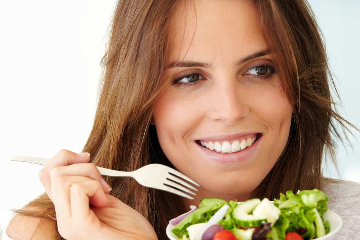 Faci acest lucru când mănânci? Mare atenţie, te poate îmbolnăvi grav!